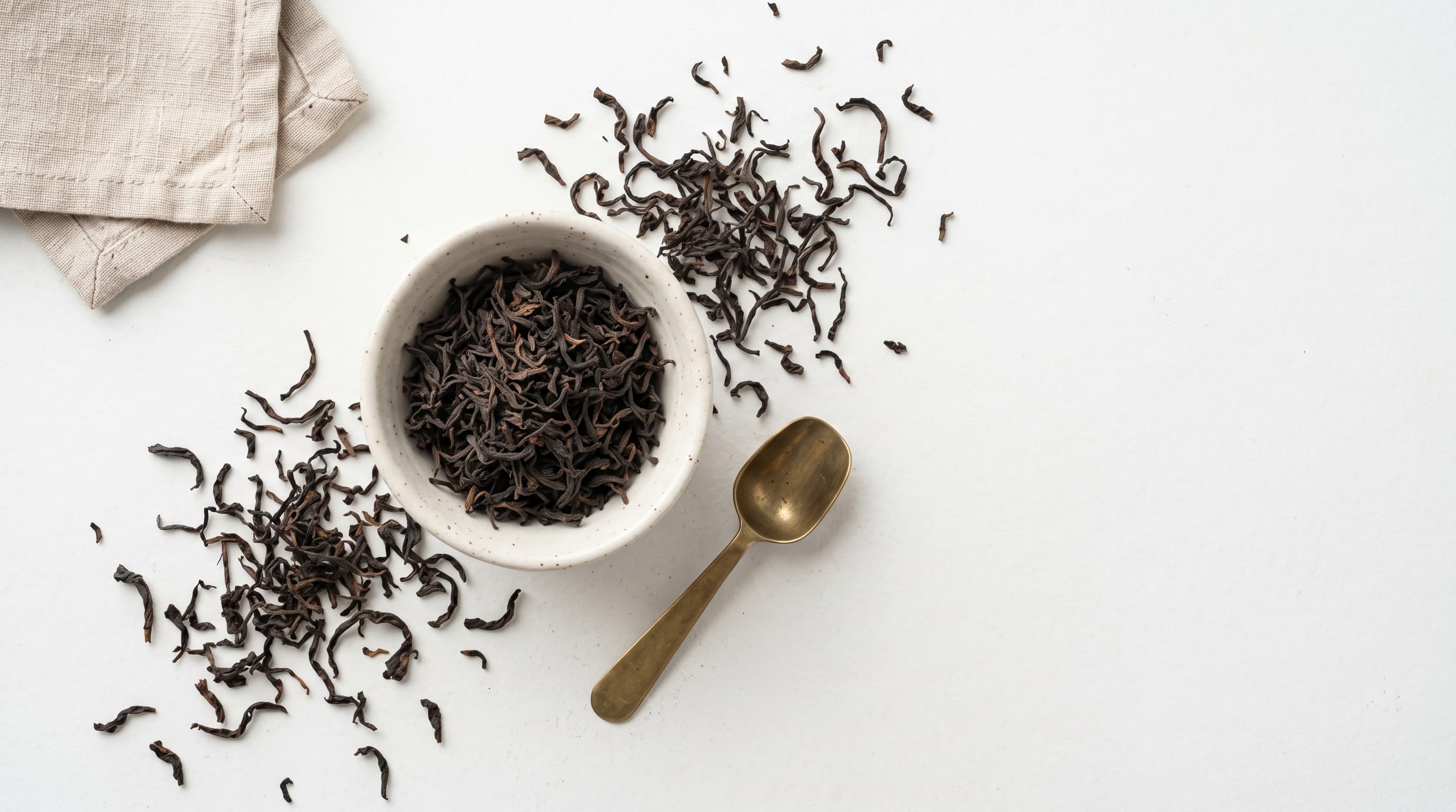 Premium Ceylon loose-leaf black tea in a ceramic bowl